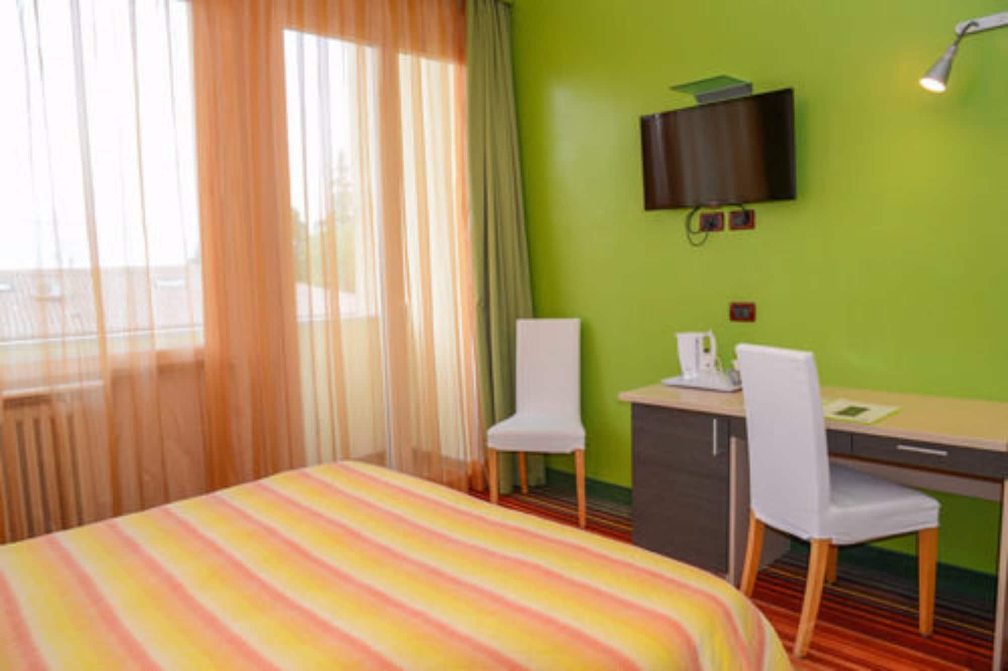 Hi Hotels Sirmione - Lakeview Pool Экстерьер фото