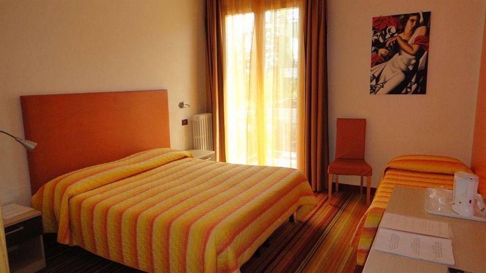 Hi Hotels Sirmione - Lakeview Pool Экстерьер фото