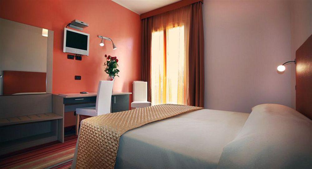 Hi Hotels Sirmione - Lakeview Pool Экстерьер фото